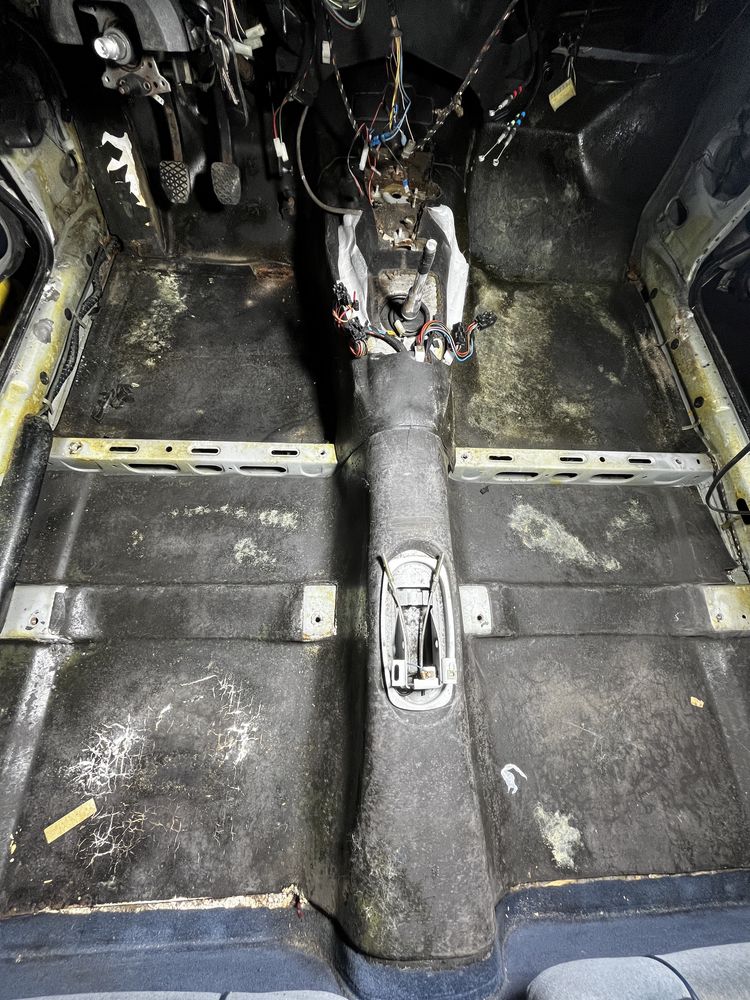 BMW E24 wygluszenia pianki podłogi pod dywan wykladzinę stan bdb ratyt