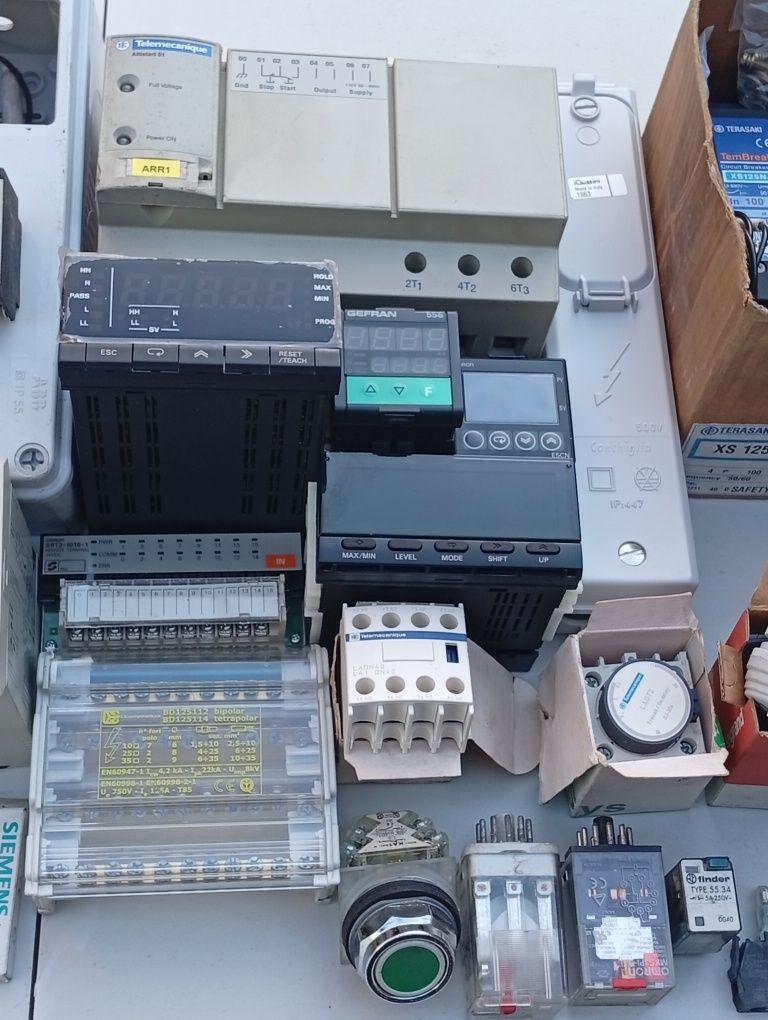 Lote de material elétrico