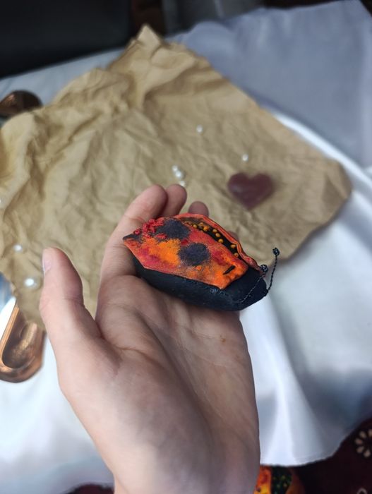 Текстильна фігурка божої корівки, декор для інтер'єру