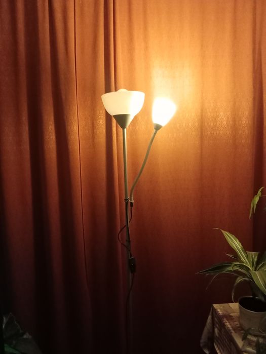 Wysoka lampa podłogowa