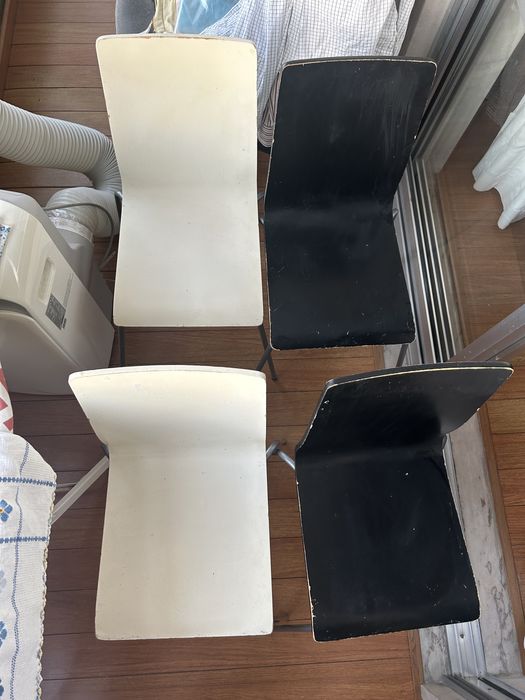 4 Cadeiras de cozinha 2 pretas e 2 brancas