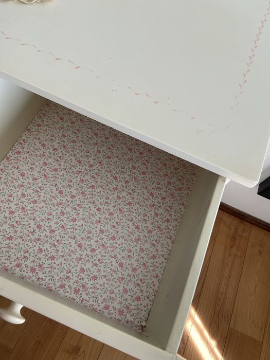 Cómoda branca de criança com laços cor de rosa