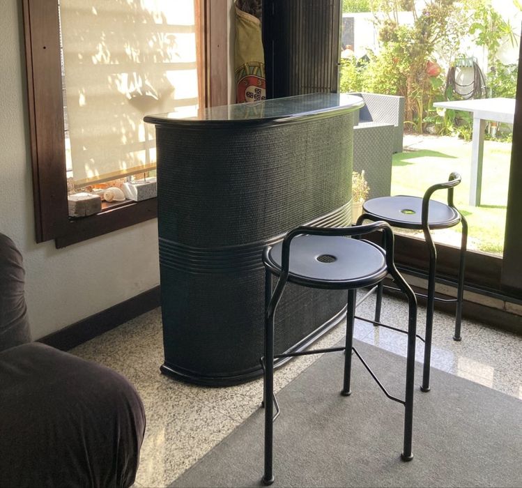 BAR/ Garrafeira: VINTAGE em madeira  +2 cadeiras de bar em metal [1980