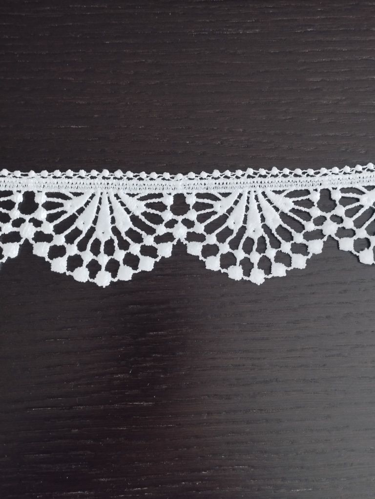 Gipiura, koronka biała szer 6cm 15 metrów.