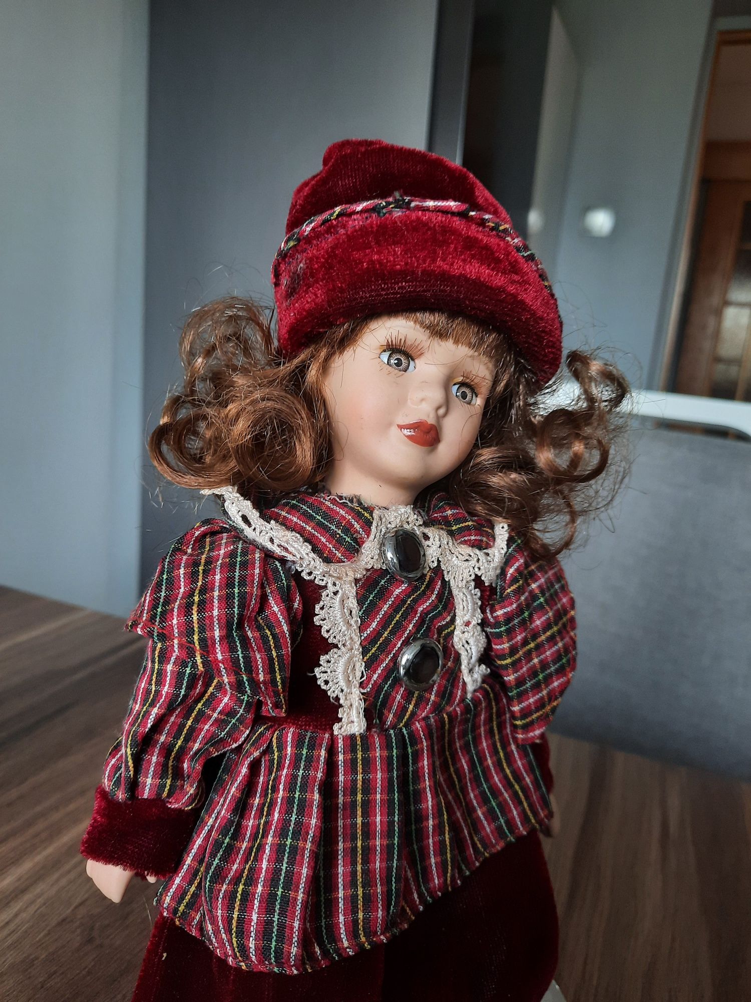 Lalka z porcelany, retro, na stojaku