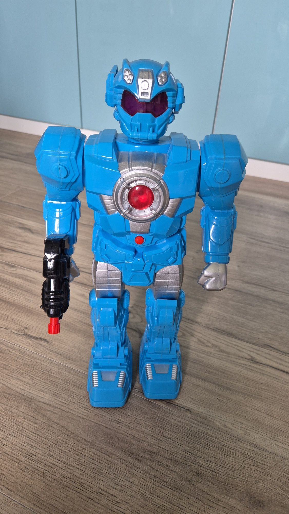 Robot gra strzela jeździ swieci