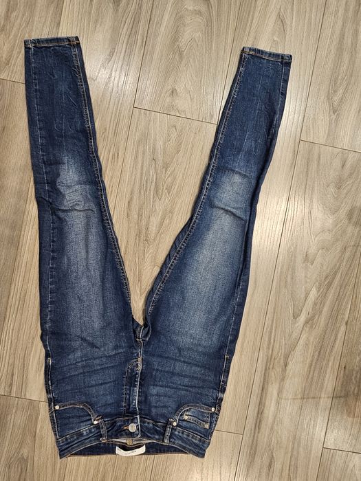 Damskie spodnie jeans rurki r. 36 Reserved