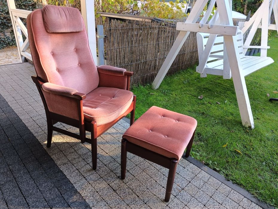 Zestaw wypoczynkowy – fotel z podnóżkiem / pufą vintage