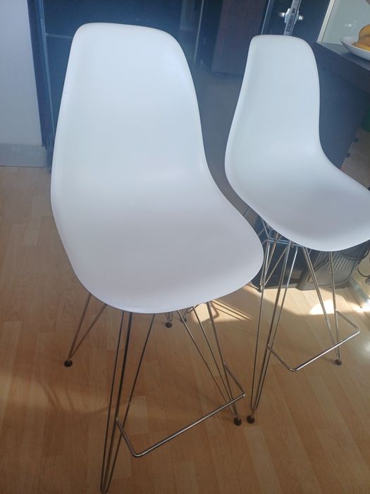 Cadeiras de bar  brancas e cromadas Praticamente novas. Cada uma 80€