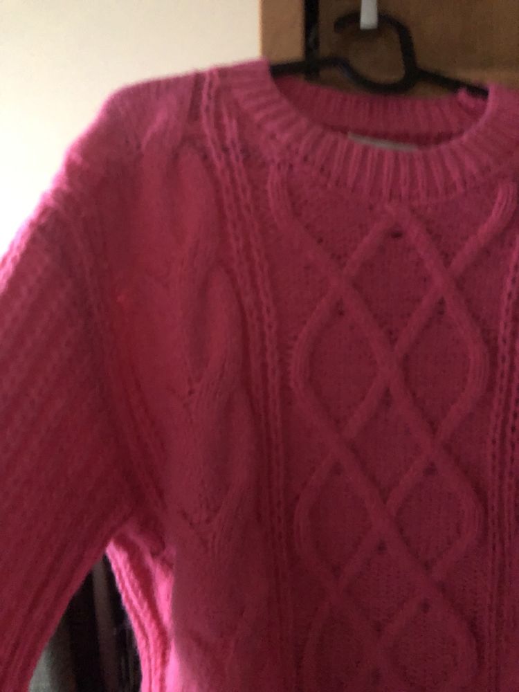 Rozowy sweter fuksja pleciony