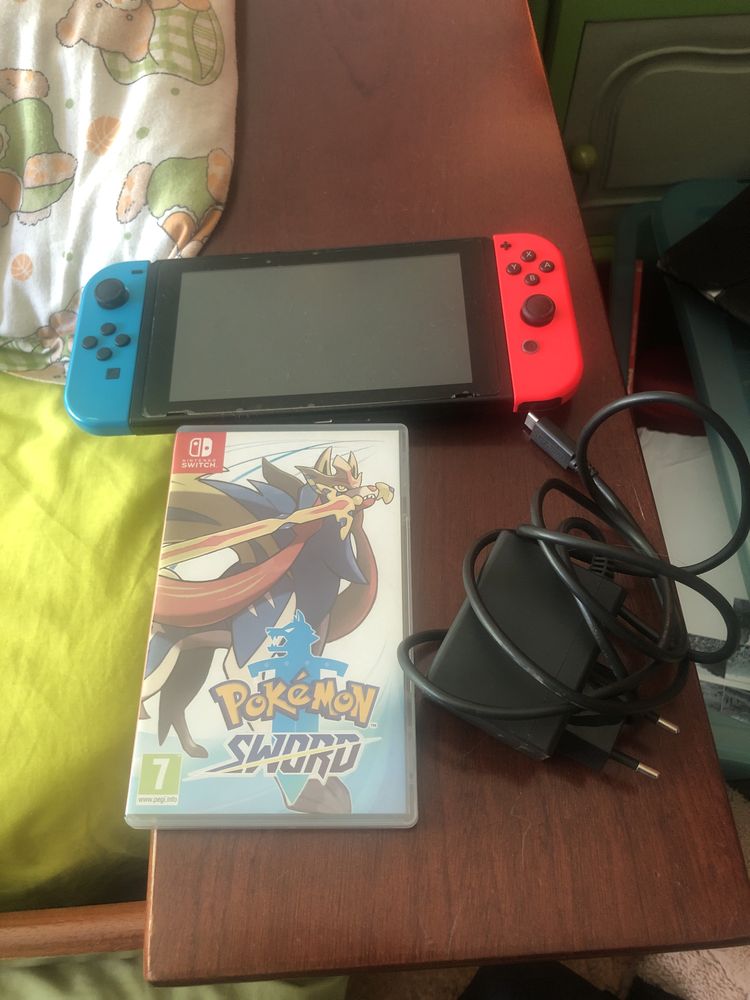 Nintendo Switch c/carregador e Pokémon sword