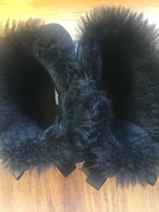 Uggs pretas com laço.