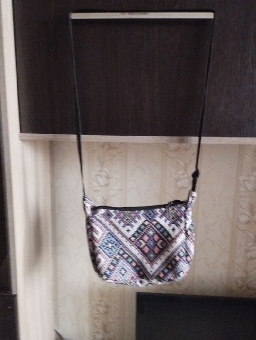 Продам жіночу сумку через плече