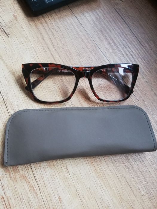 Okulary korekcyjne +2.0 razem z eleganckim etui