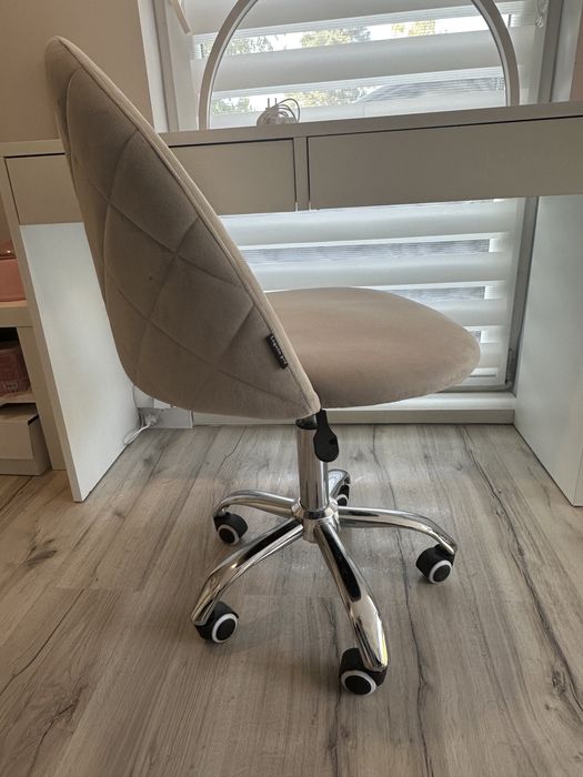 Biurko , lampka  , krzeslo do manicure