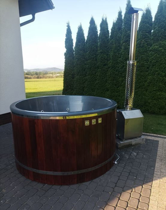 Jacuzzi ogrodowe z hydromasażem