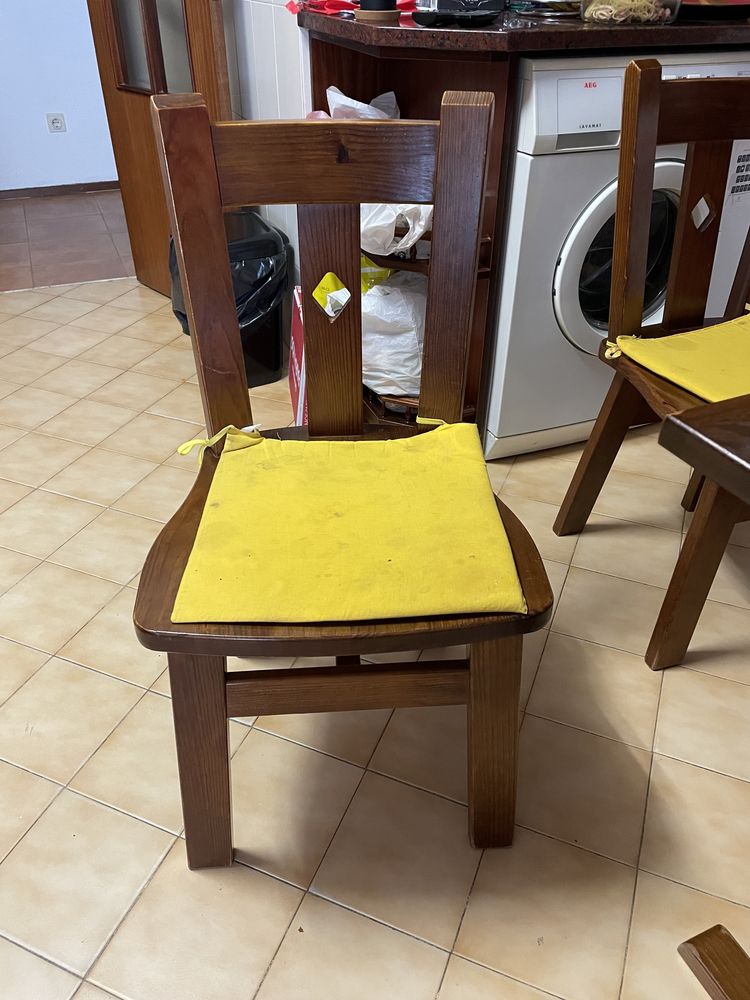 Conjunto mesa e cadeiras mogno