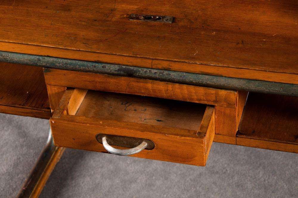 Escrivaninha em metal cromado e madeira| Mobiliário Nórdico