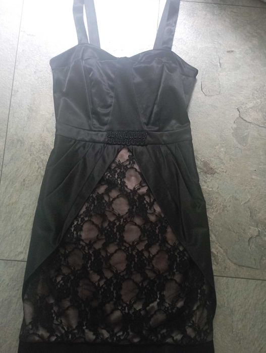 Czarna dopasowana sukienka koronka