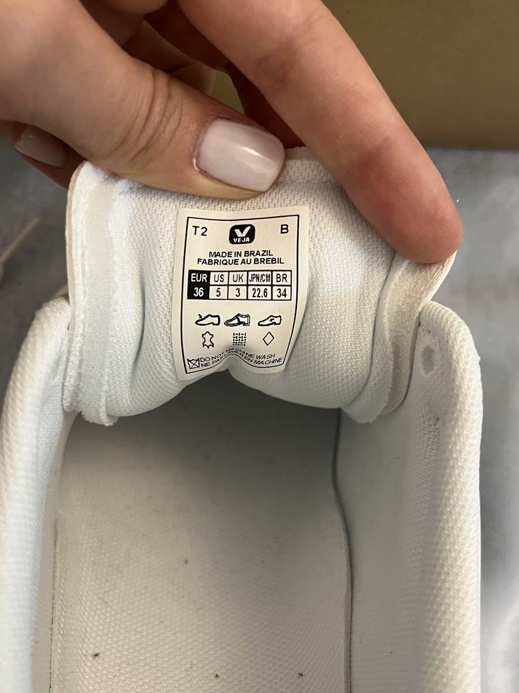 Tenis brancos e pretos Veja