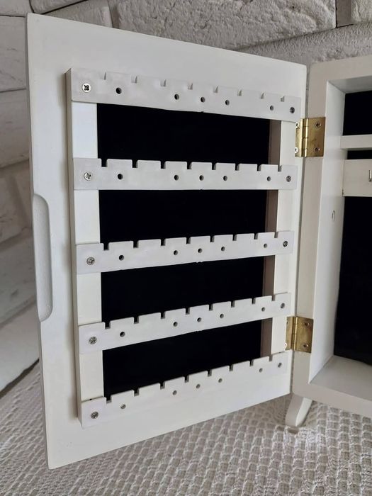 Szafka na biżuterię.