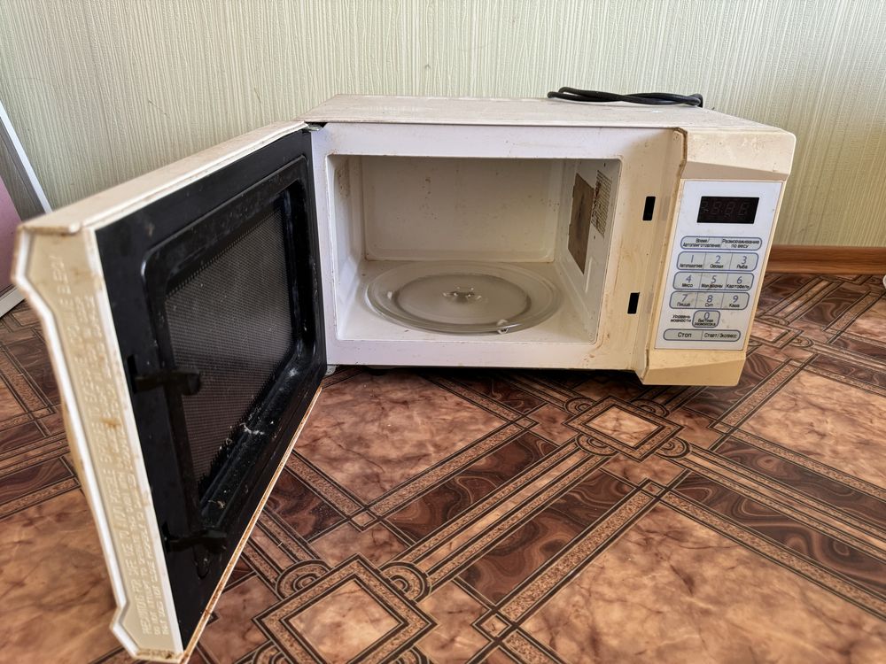 Продам мікрохвильву піч SANYO model: EM-S1573W