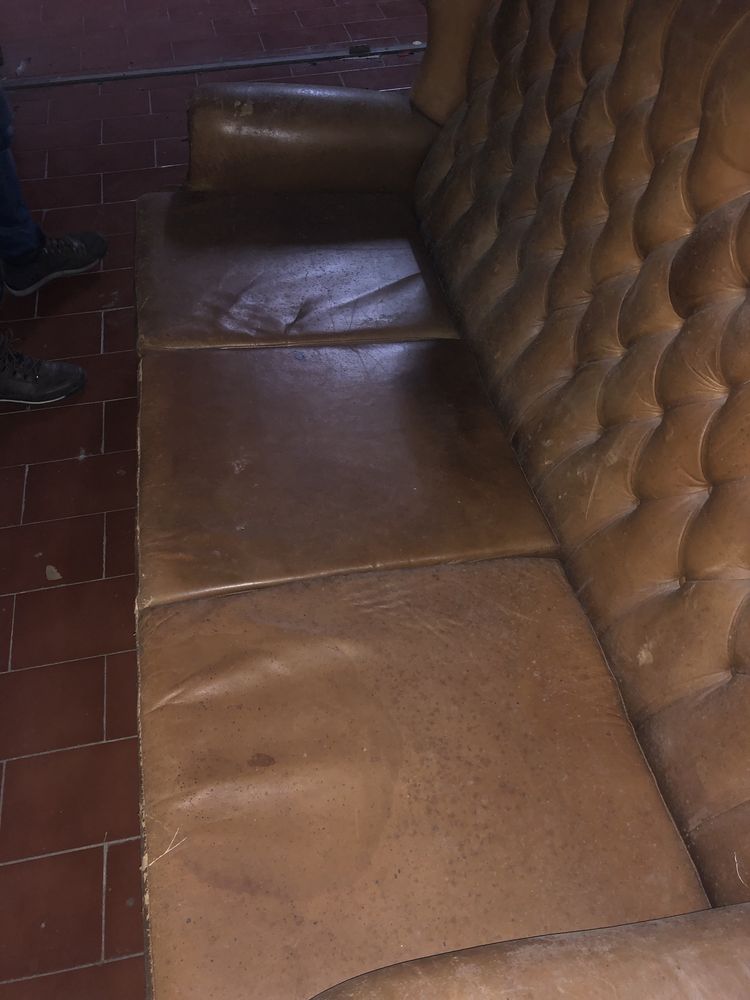 Sofá chesterfield em pele genuína com 3 assentos