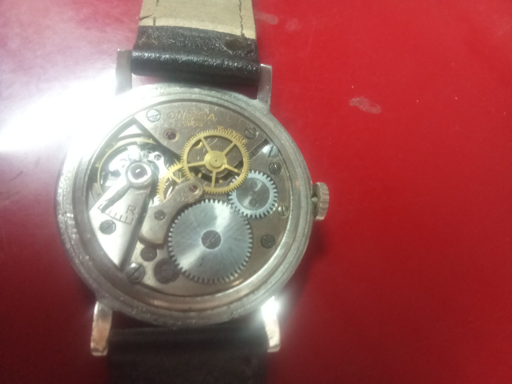 Omega Estrela Vermelha. Aço.