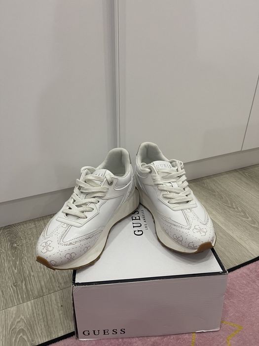 Жіночі кросівки Guess