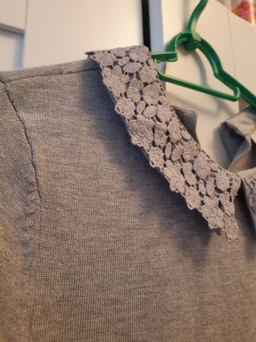 Śliczna szara sweterkowa sukienka z kołnierzykiem