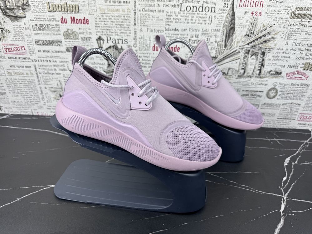 Кроссовки Nike Lunarcharge Розмір 40 / Original Взуття