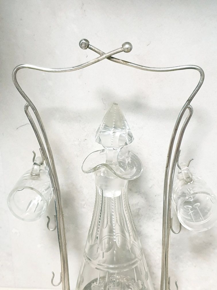 Antiga licoreira em cristal com suporte com banho em prata