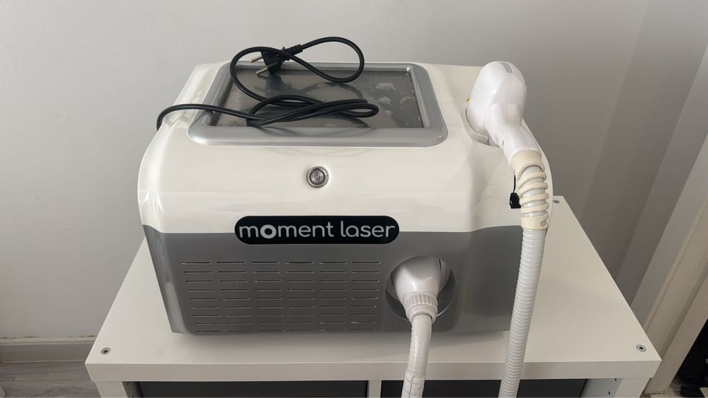 Espaço de estética com máquina de depilação a laser