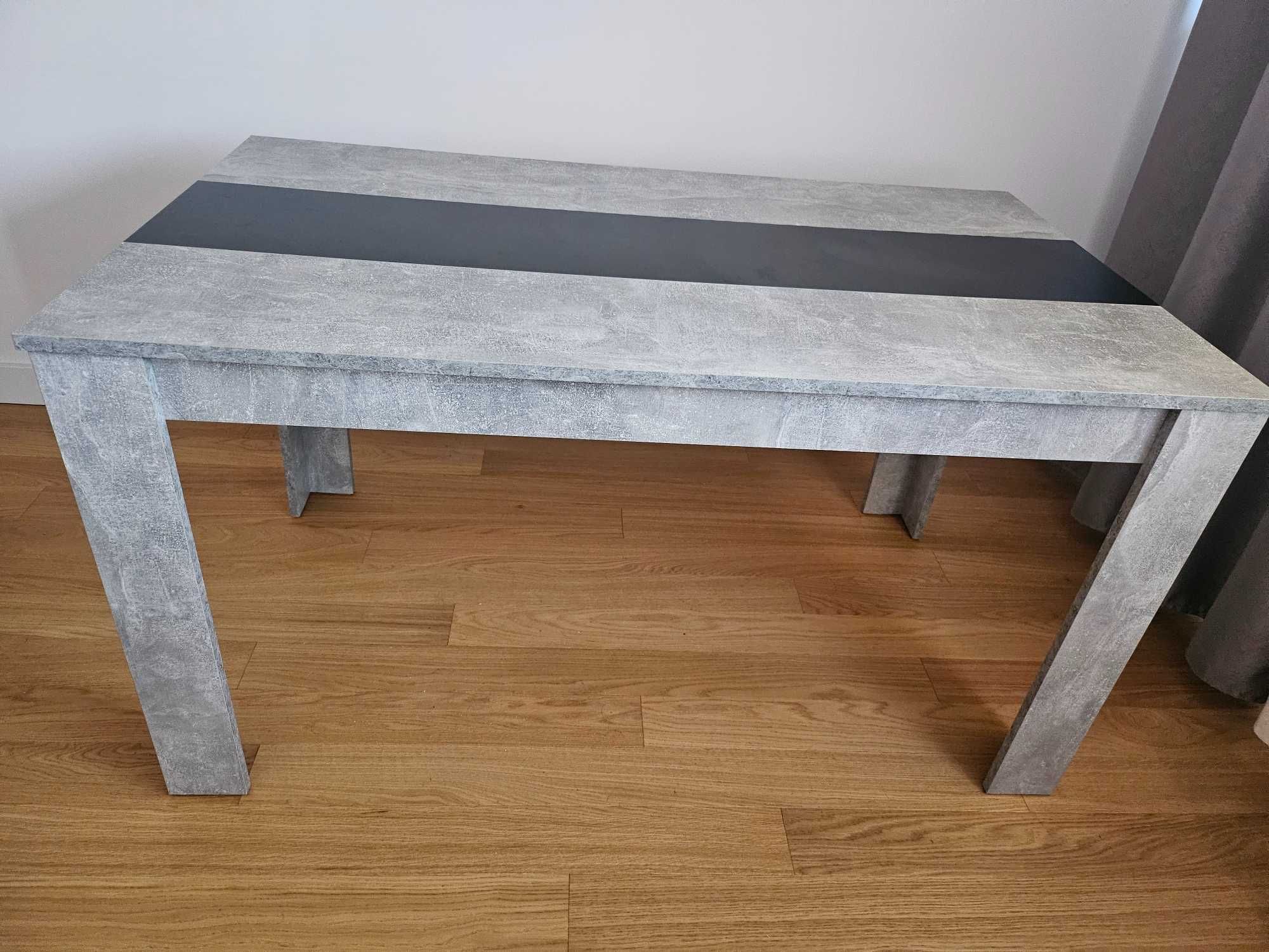 Mesa de sala, em tom cinza e barra preta