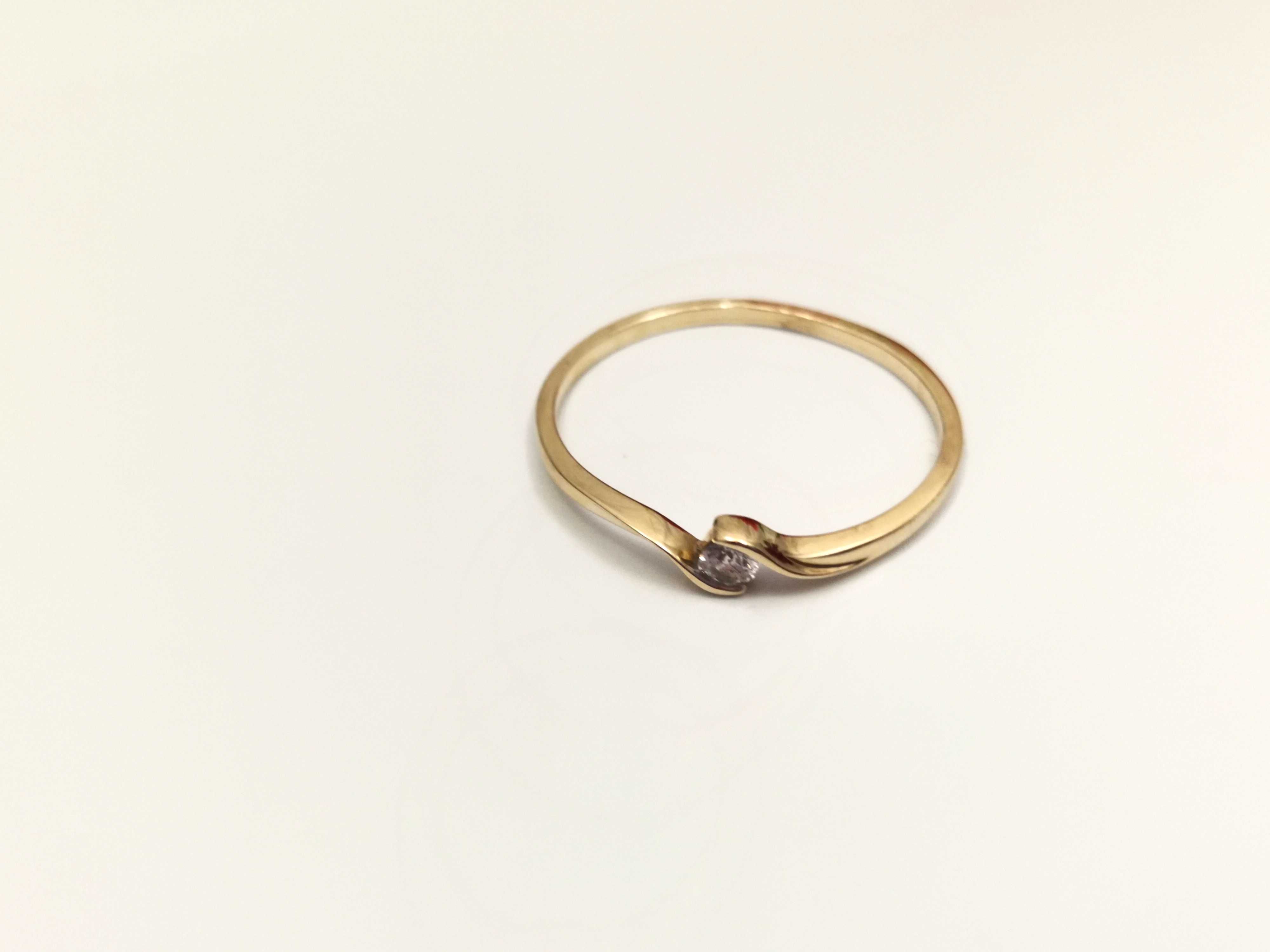 Złoty pierścionek 1,04G 585 R,15 z diamentem- CERT