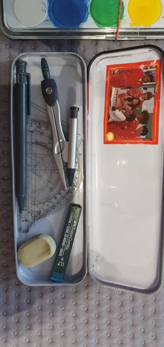 zestaw, przybory szkolne- farby, kredki pastele, cyrkiel, dziurkacze