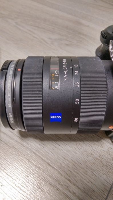 Sony с оптикой Carl Zeiss Vario-Sonnar T*16-80mm и вспышкой Metz