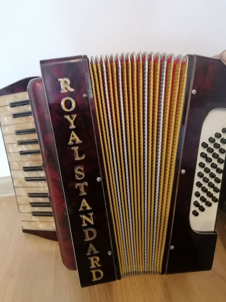Akordeon Royal Standard 32 basy