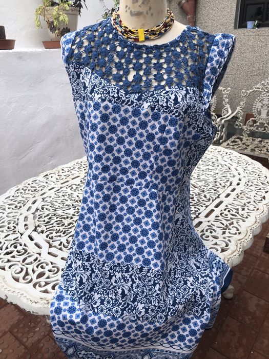 Bonito vestido em tom de azul com renda