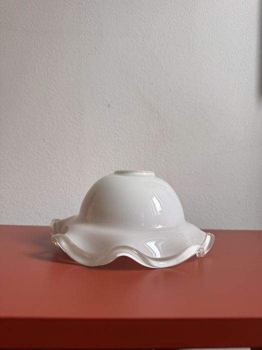 Szklany klosz vintage – falowany, mleczne szkło z bezbarwną krawędzią