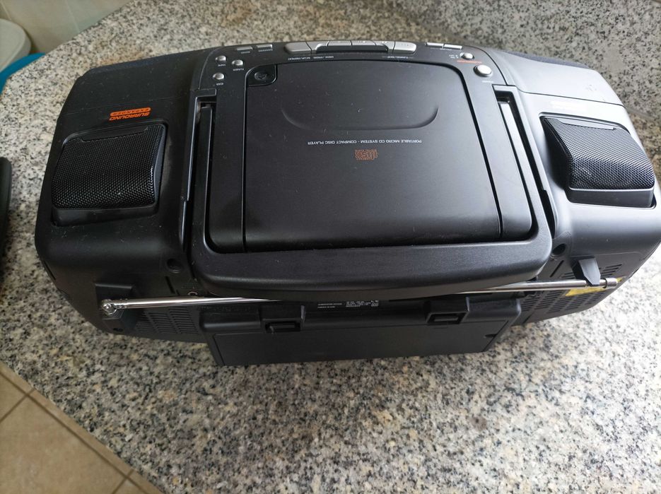 Radio Leitor de Cd e Cassetes, a pilhas e corrente eletrica