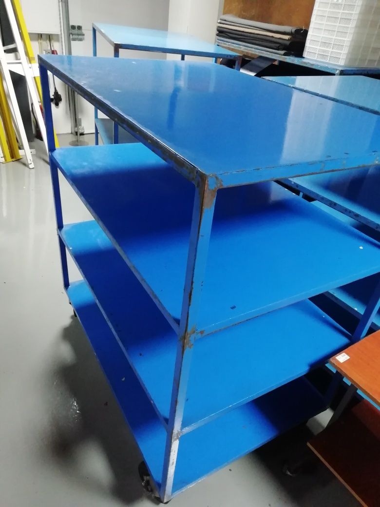 Carro em ferro de transporte ou arrumação