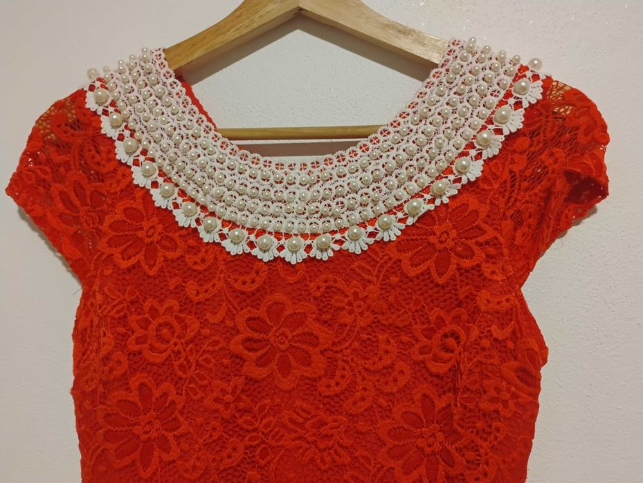 Vestido laranja tecido em renda