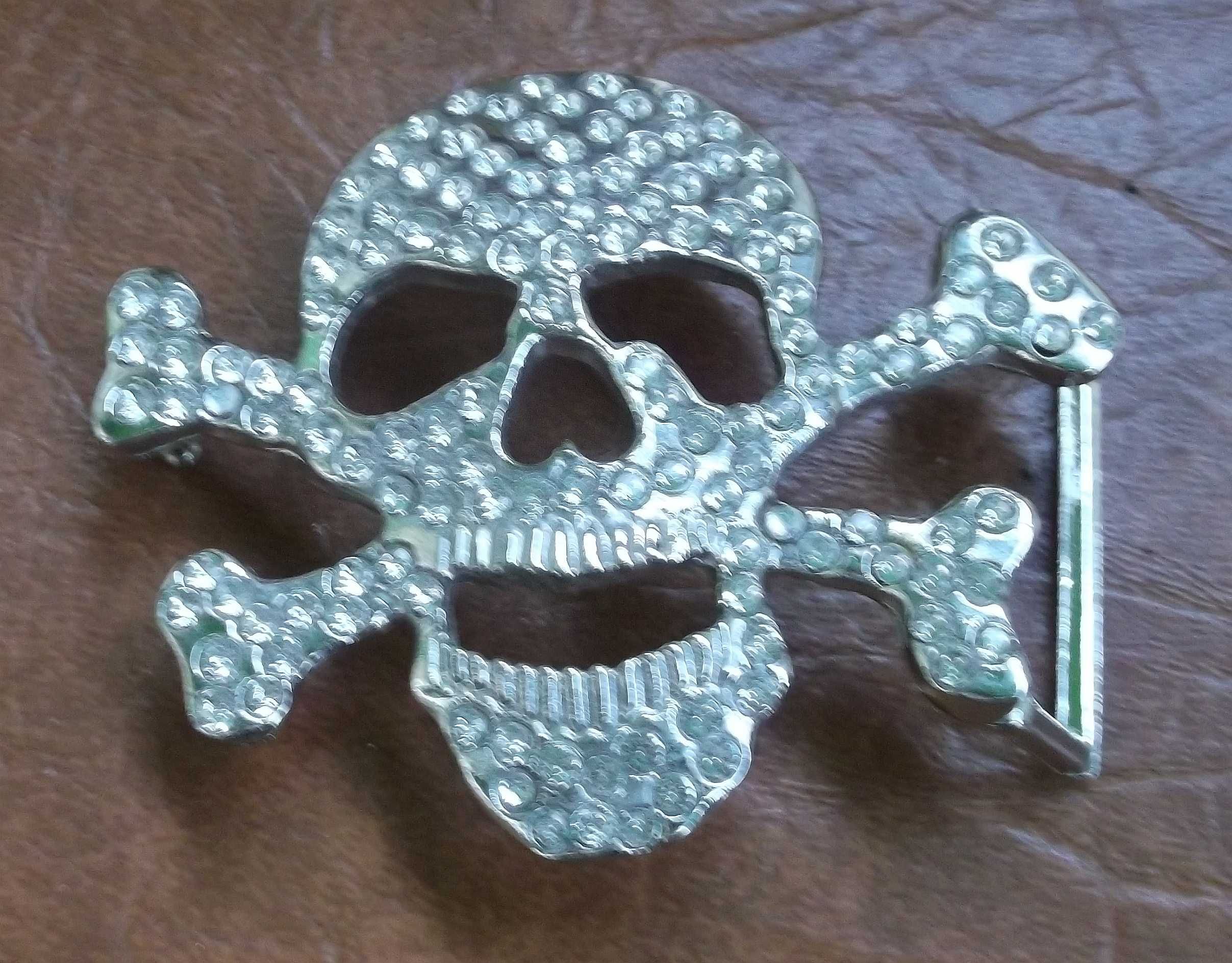 metalowa klamra do paska w kształcie czaszki