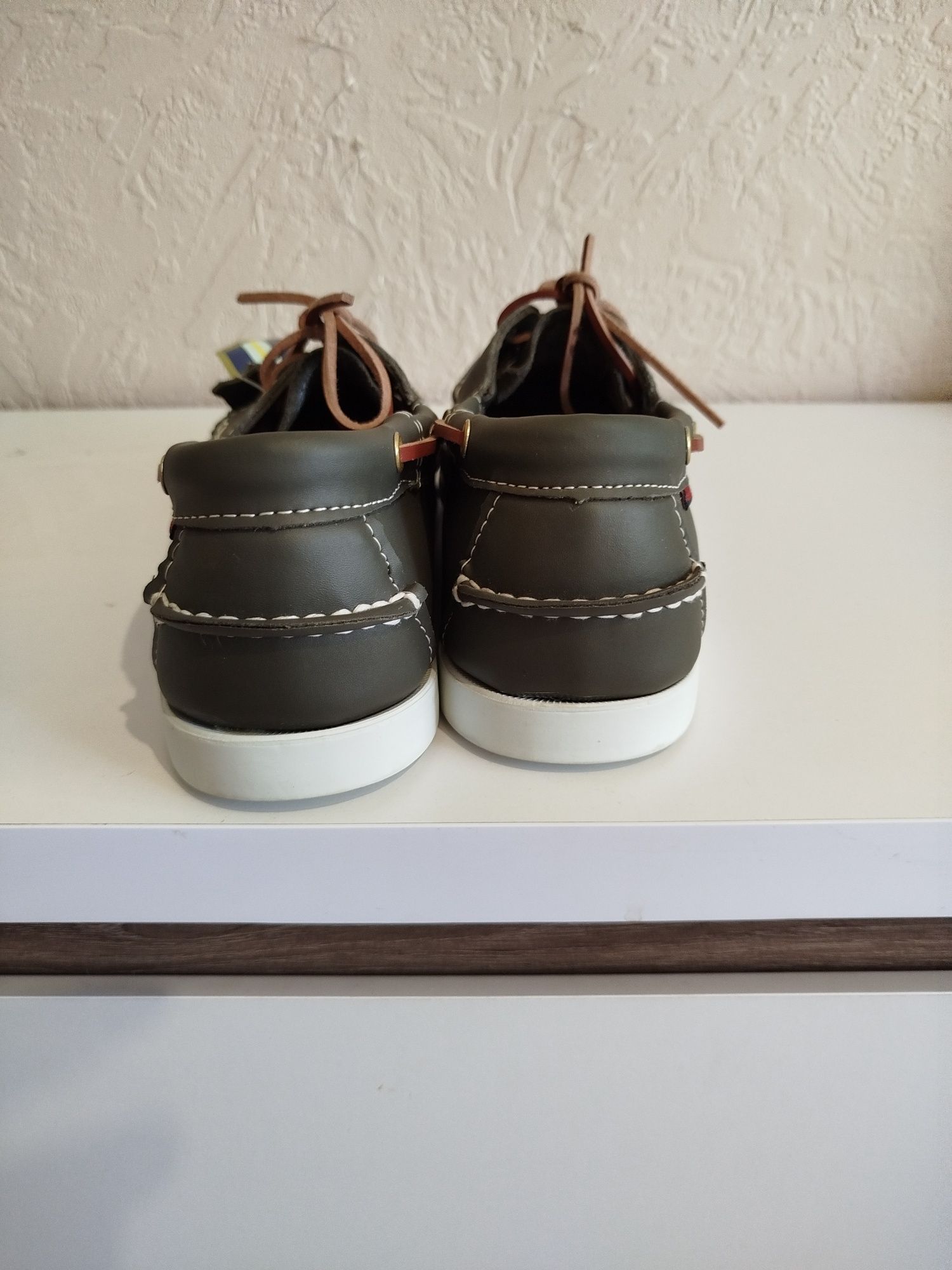 Продам топсайдеры Sebago оливкового цвета.Размер 43.5 ближе к 44.