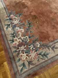 Piekny duzy rozowy dywan