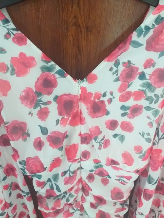 Elegancka, krótka, marszczona sukienka w kwiaty, rozmiar S