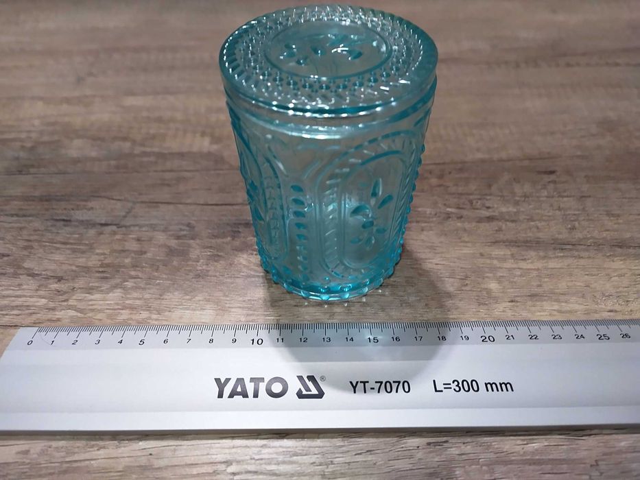 Szklany pojemnik z pokrywką.