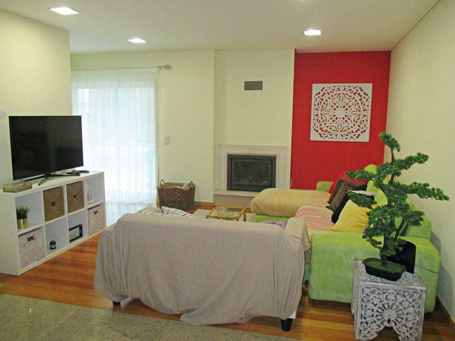 Alugo suite com wc privada a MENINA até Julho 2026