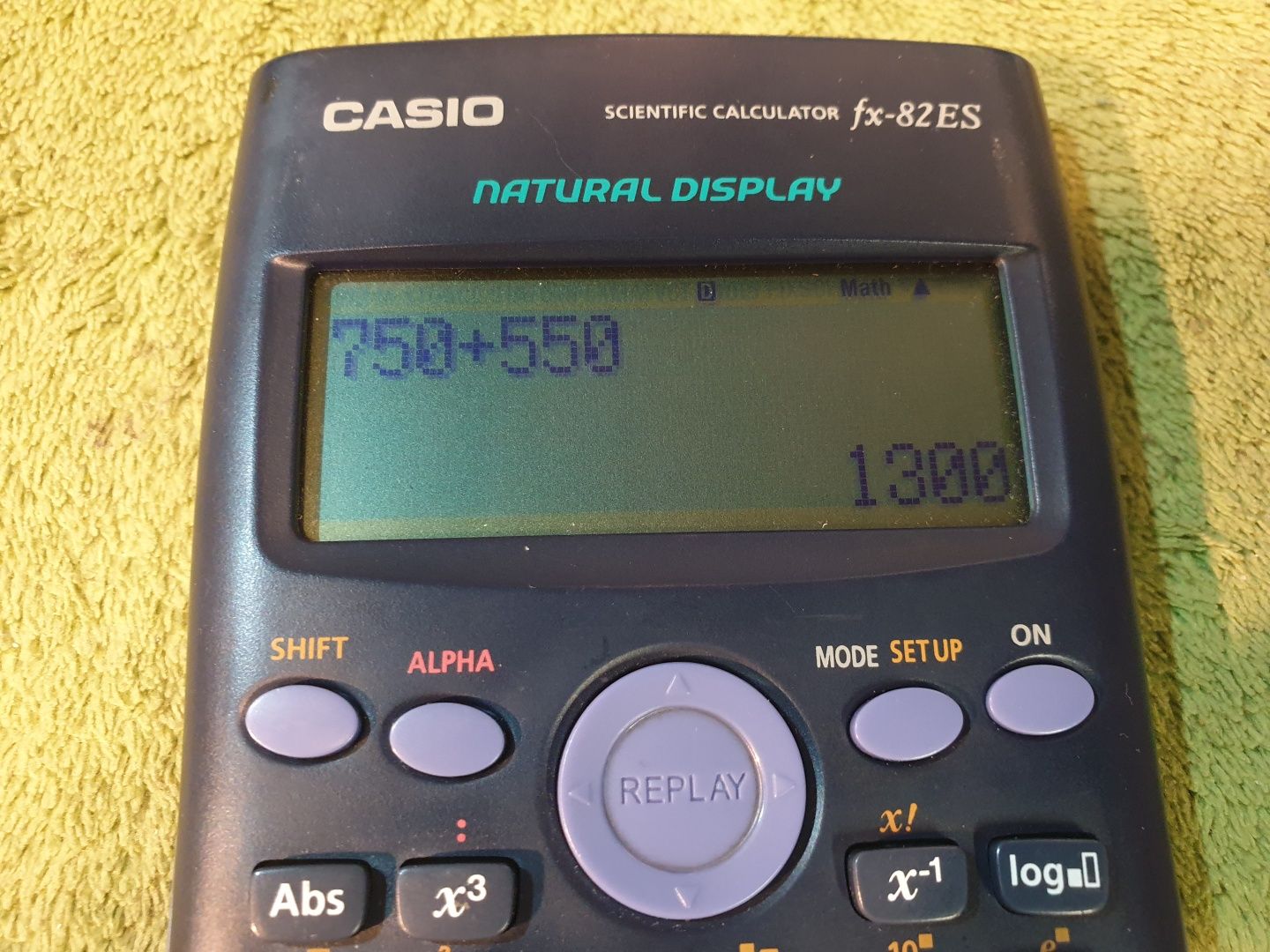 CASIO FX-82ES kalkulator akademicki.